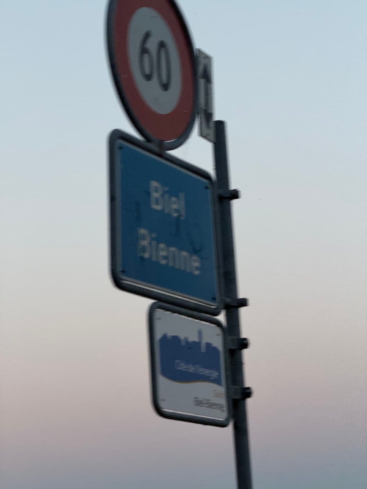 Ortstafel Biel/Bienne vor Dämmerungshimmel