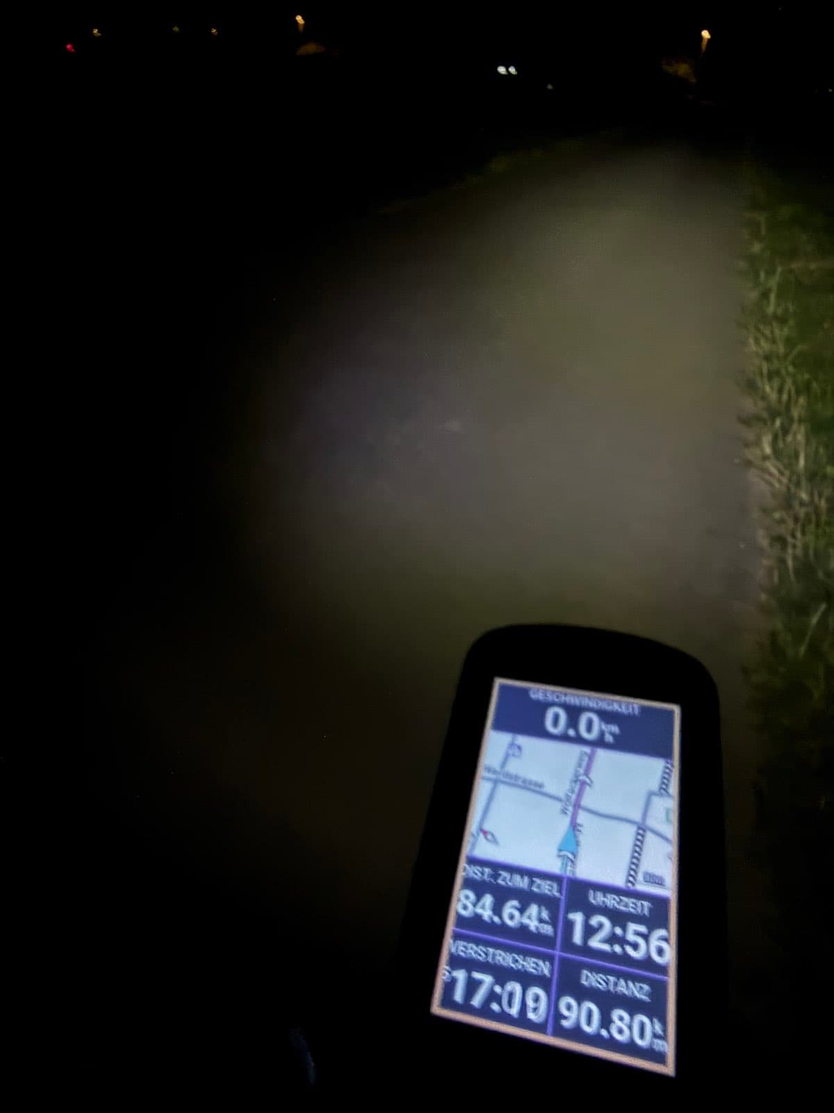 Garmin-Radcomputer bei Nacht: 84,64 Kilometer zum Ziel, 12:56 Uhr, 90,80 Kilometer gefahren