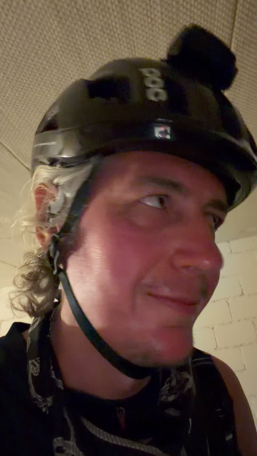 Selfie mit Helm und Stirnlampe nach der Ankunft