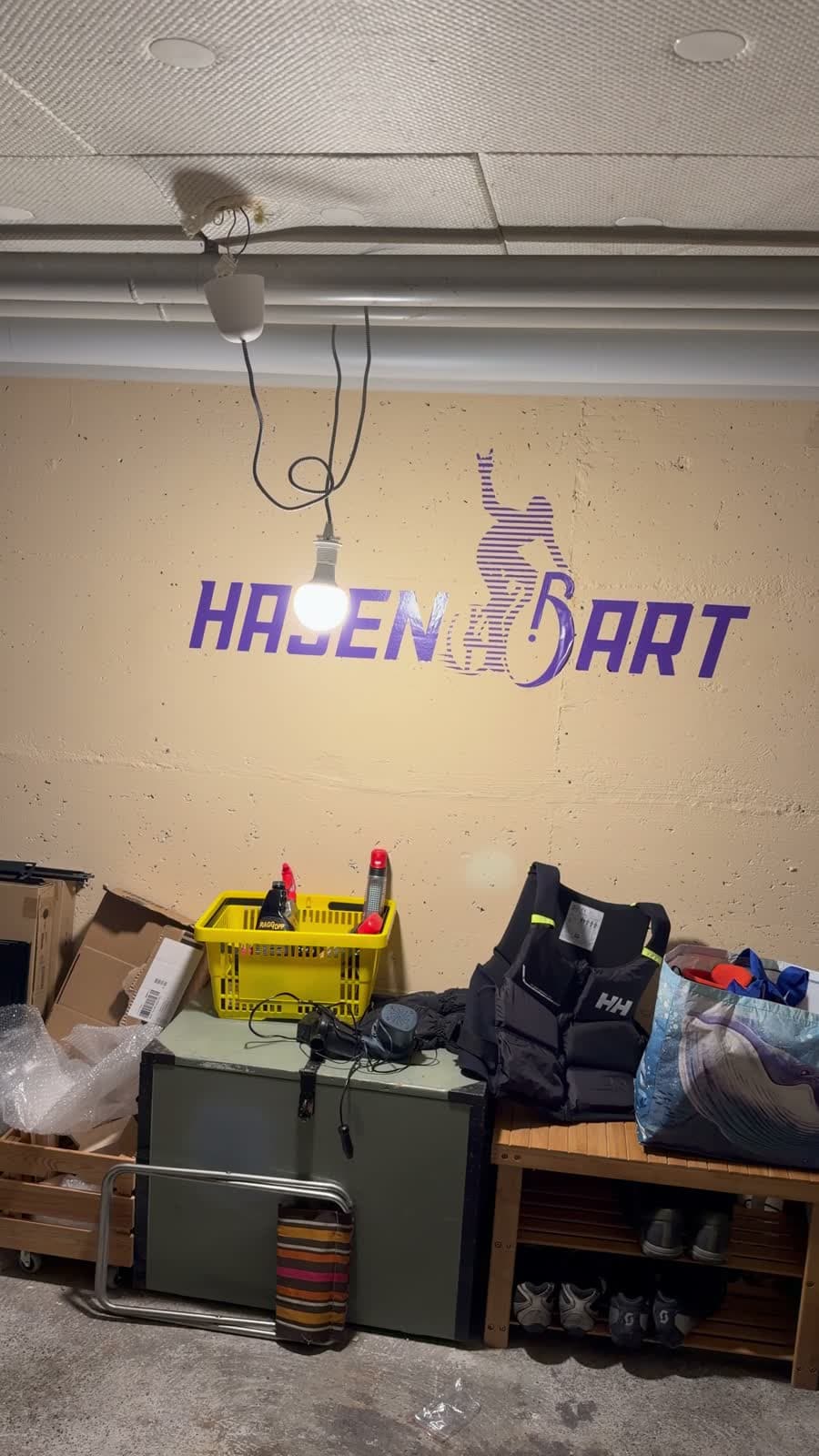 Blick in die heimische Garage mit dem Hasenbart-Schriftzug an der Wand