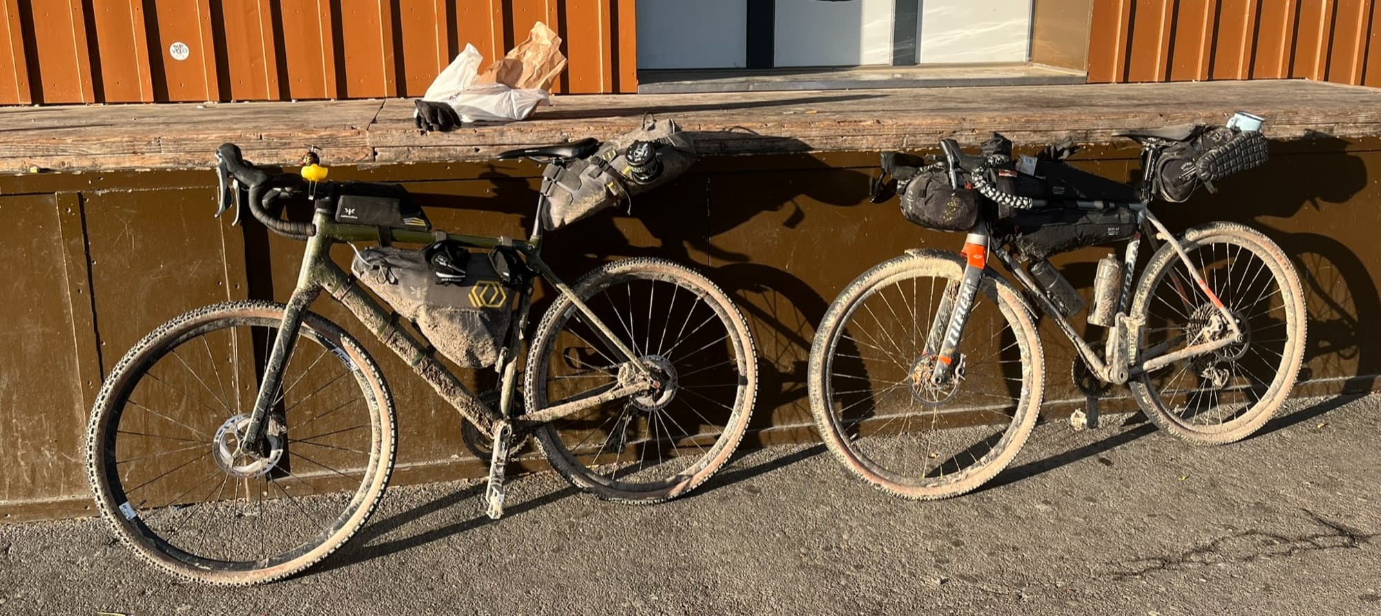 Die Bikes voller Schlamm am Morgen