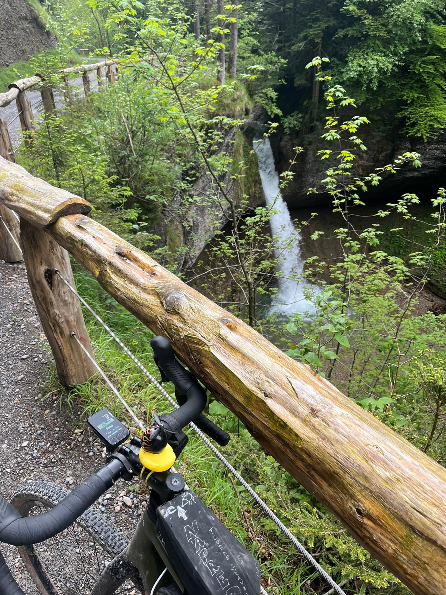 Steile Abfahrt mit grossen Steinen