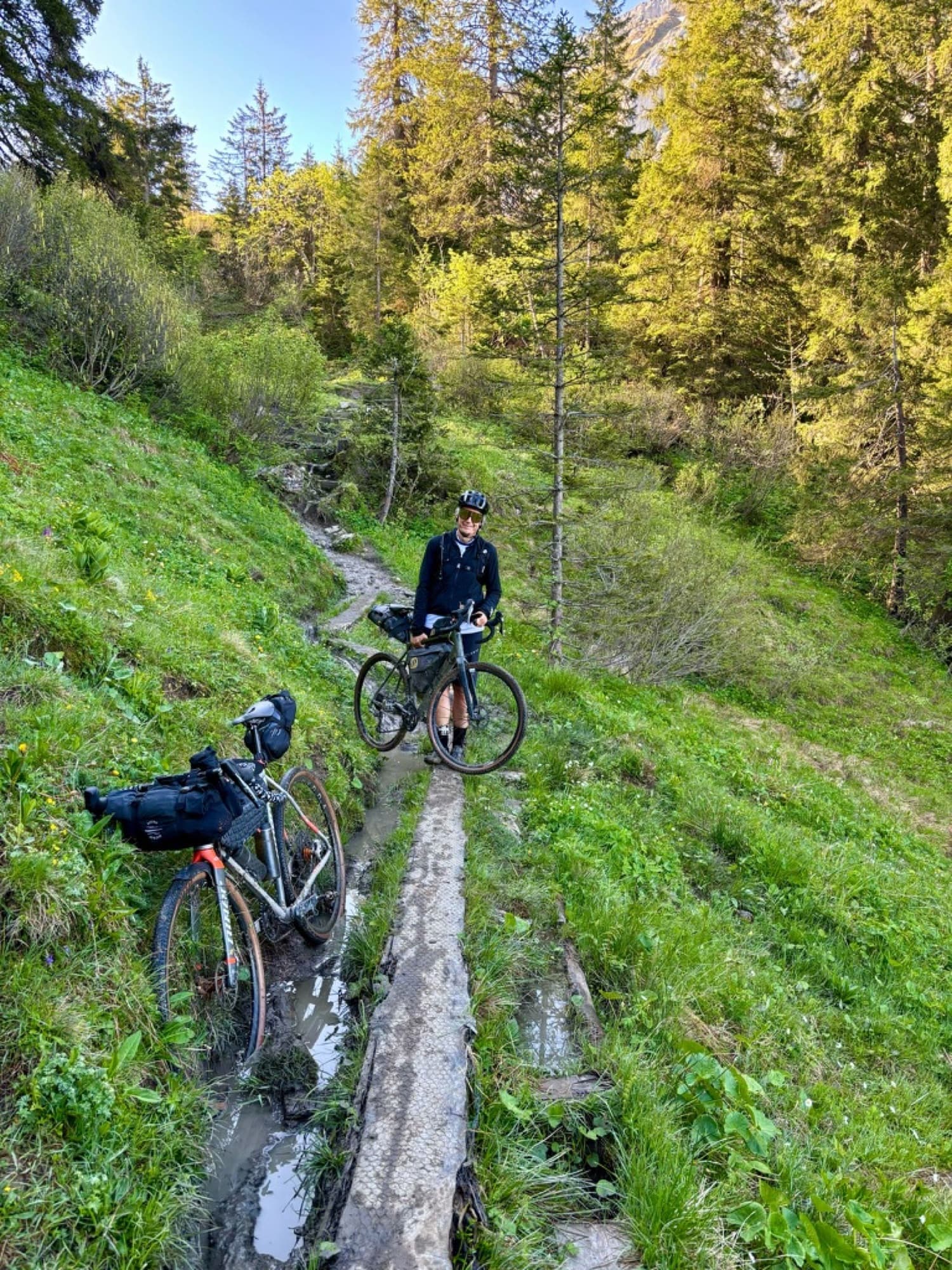 Bike-Packing über die matschige Wiese — Bild 1