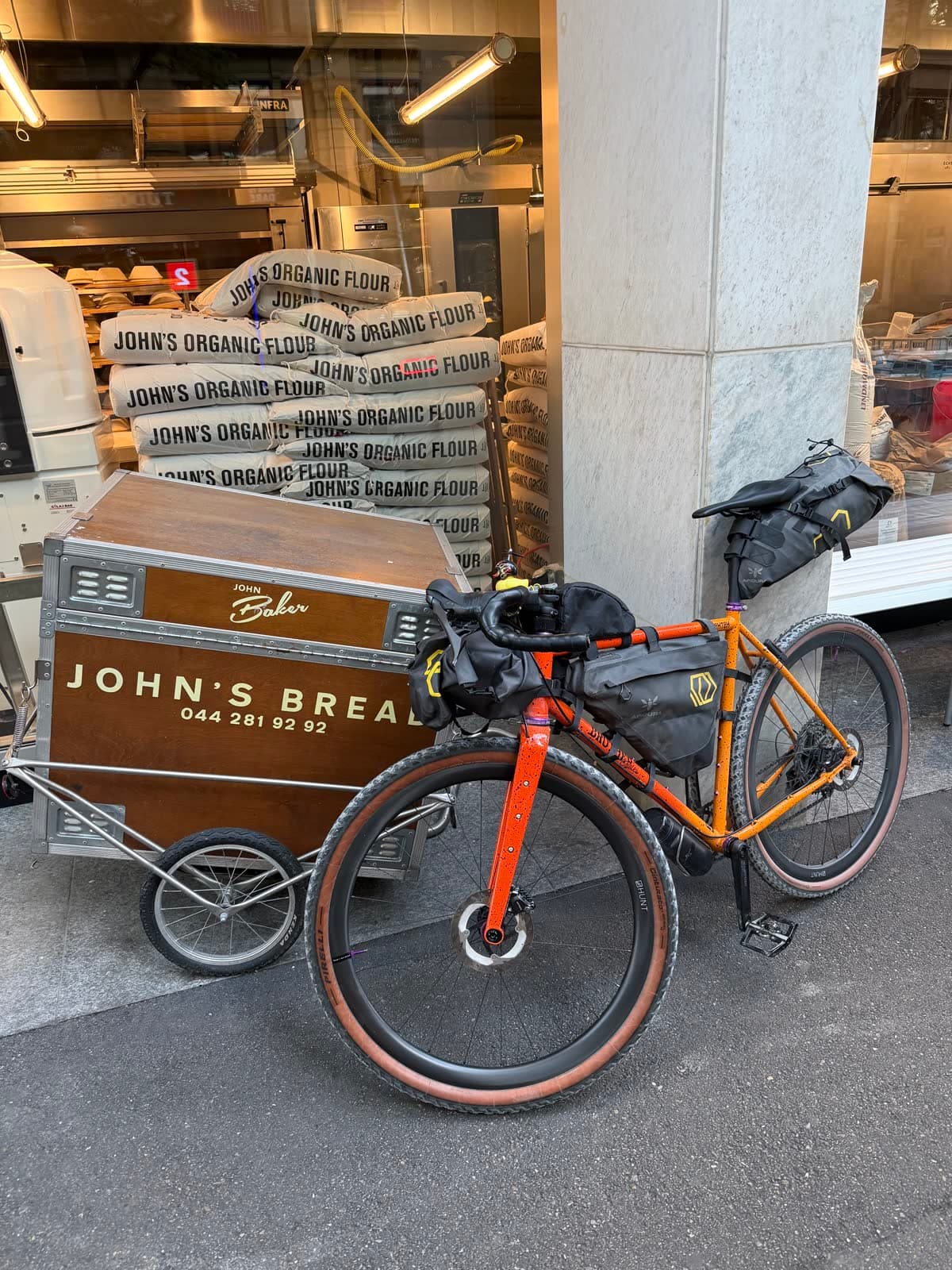 Bepacktes Gravelbike vor der Bäckerei John's Bread in Zürich
