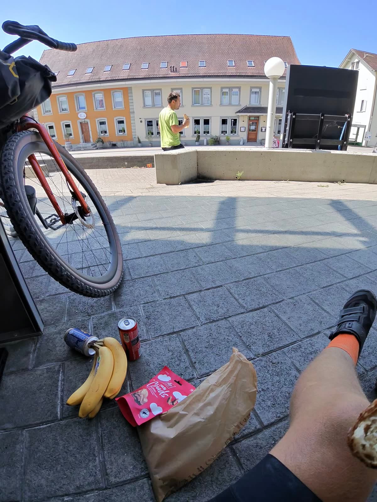 Verpflegungspause auf einem Dorfplatz mit Bananen und Sandwich
